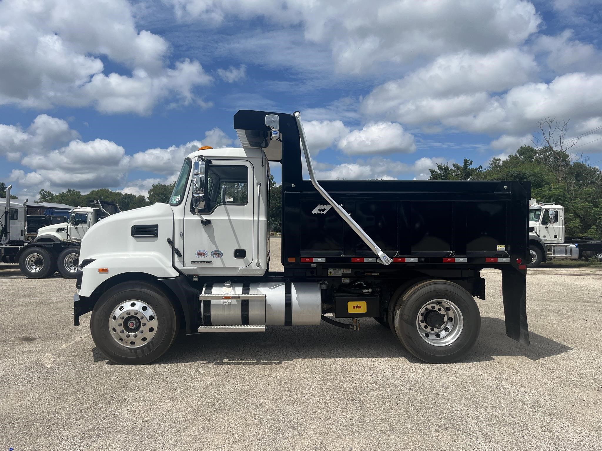 2025 MACK MD7 - image 2 of 6