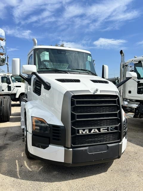 2026 MACK PIONEER 64T 2026 MACK PIONEER 64T - image 2 of 5